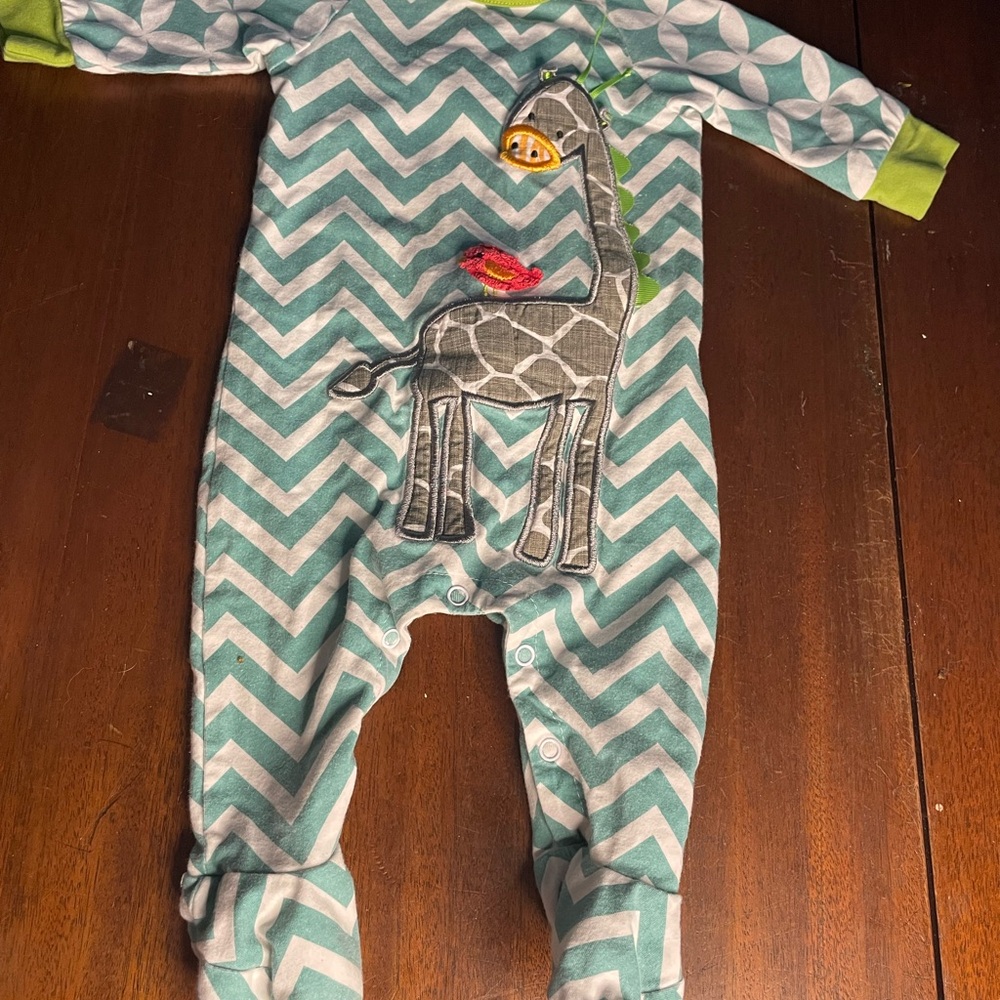 🦒🦒🦒Mud Pie Green and Gray Giraffe Print baby footie 0-6 months